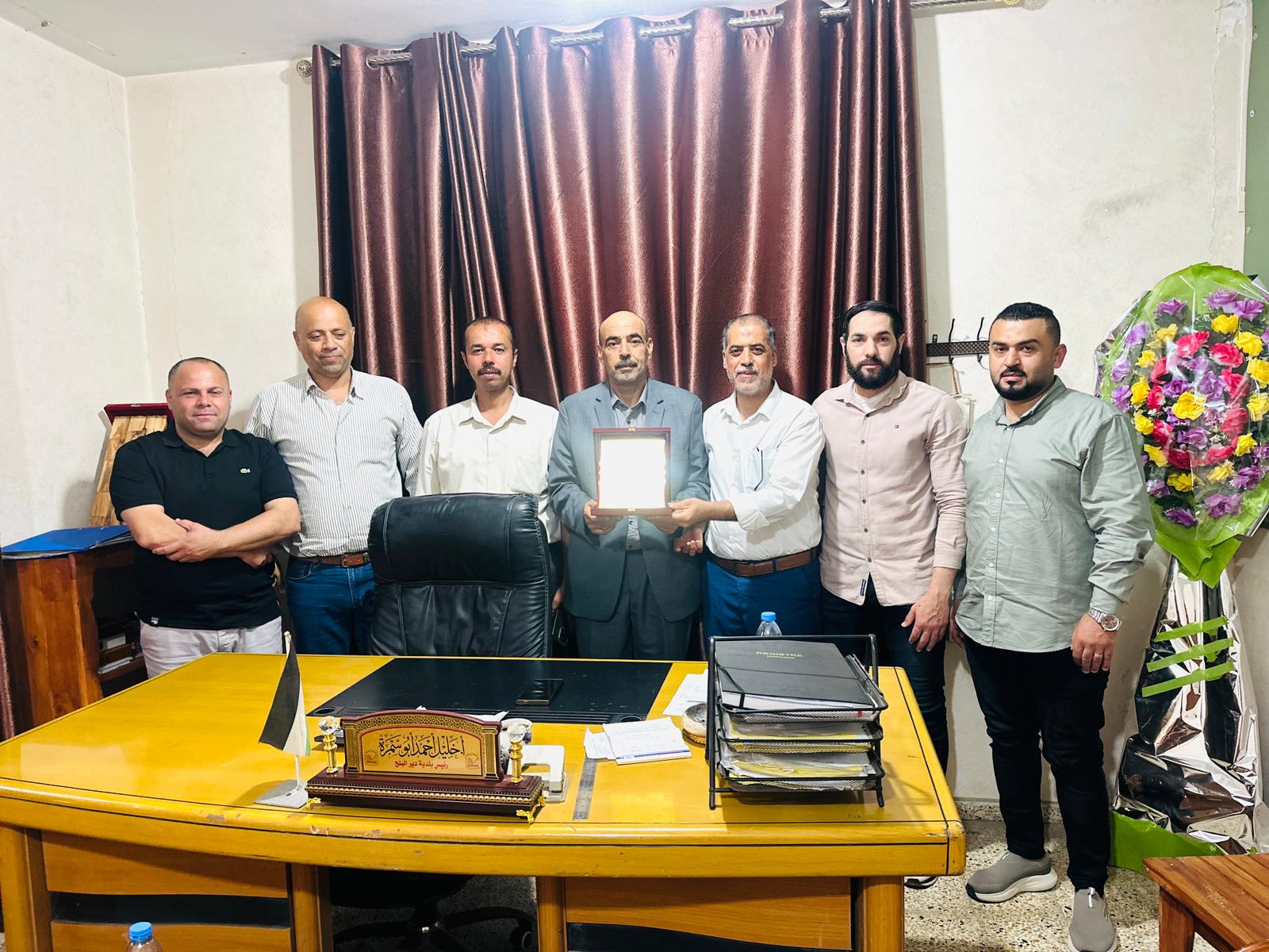 جمعية بادر الإنسانية تزور بلدية دير البلح لتقديم التهنئة للمجلس المنتخب
